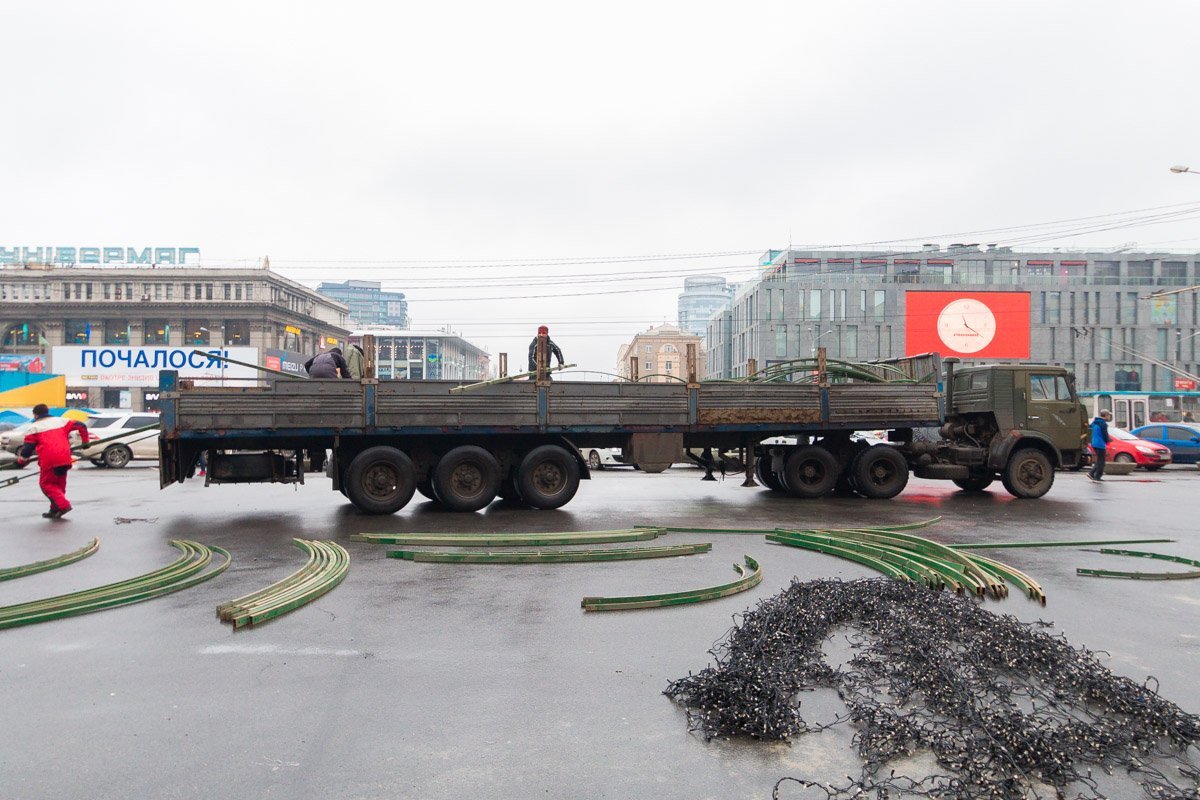 Елку будут украшать светодиодные гирлянды Елку будут украшать светодиодные гирлянды