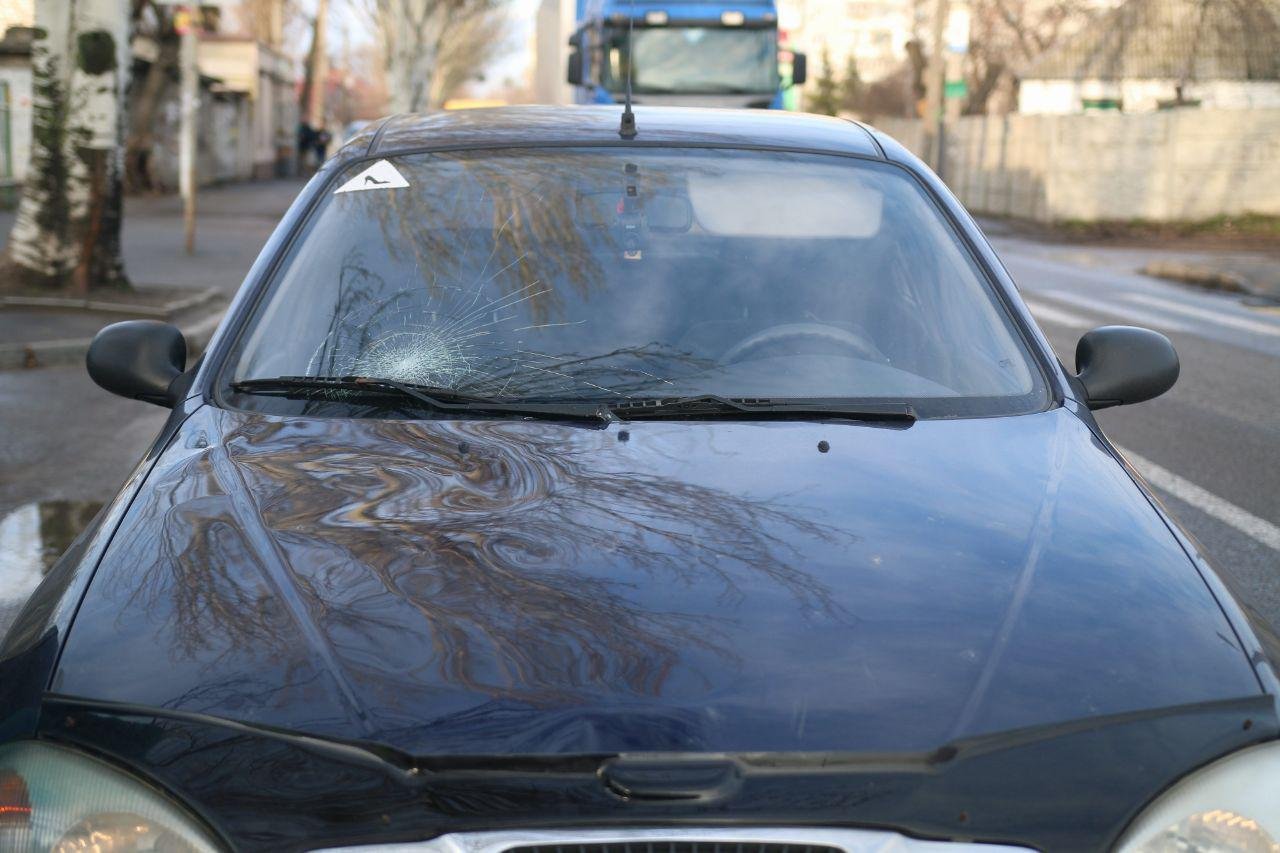 На лобовом стекле автомобиля от удара осталась вмятина На лобовом стекле автомобиля от удара осталась вмятина