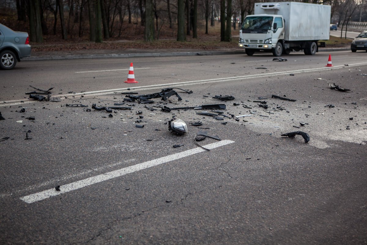 Обломки от автомобилей на месте аварии Обломки от автомобилей на месте аварии