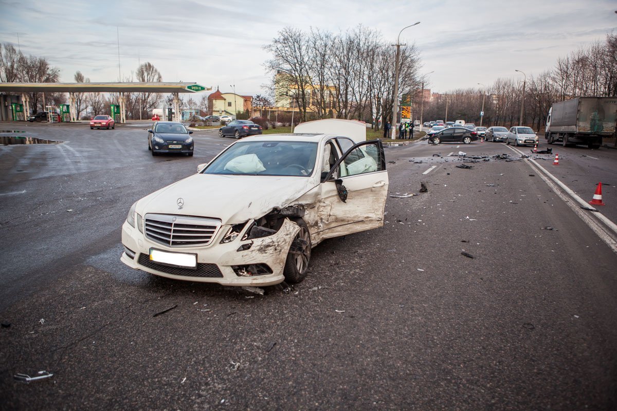 Водитель Kia задел Mercedes на встречной полосе Водитель Kia задел Mercedes на встречной полосе