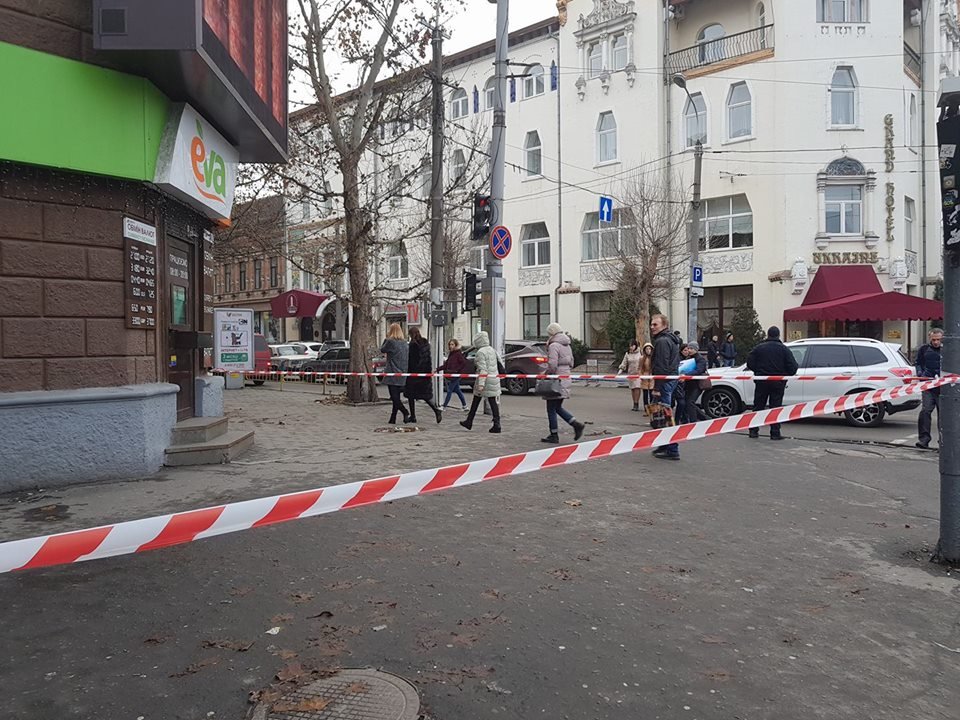 Здание оцепили, оттуда эвакуировали людей Здание оцепили, оттуда эвакуировали людей