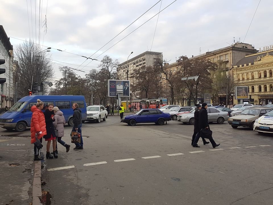 Из-за перекрытого движения в центре города была пробка Из-за перекрытого движения в центре города была пробка
