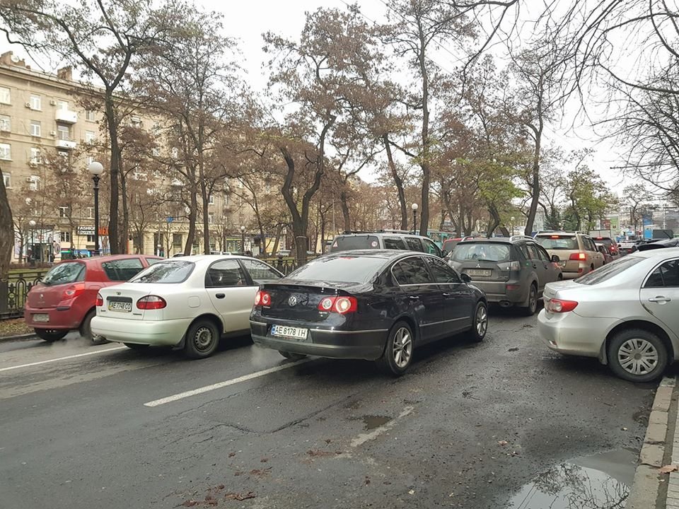 На проспекте Яворницкого образовалась пробка На проспекте Яворницкого образовалась пробка