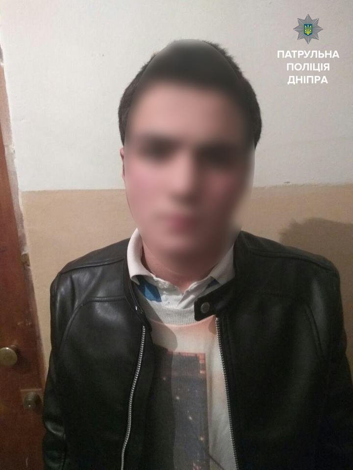 Молодые люди украли у парня телефон и музыкальную колонку Молодые люди украли у парня телефон и музыкальную колонку