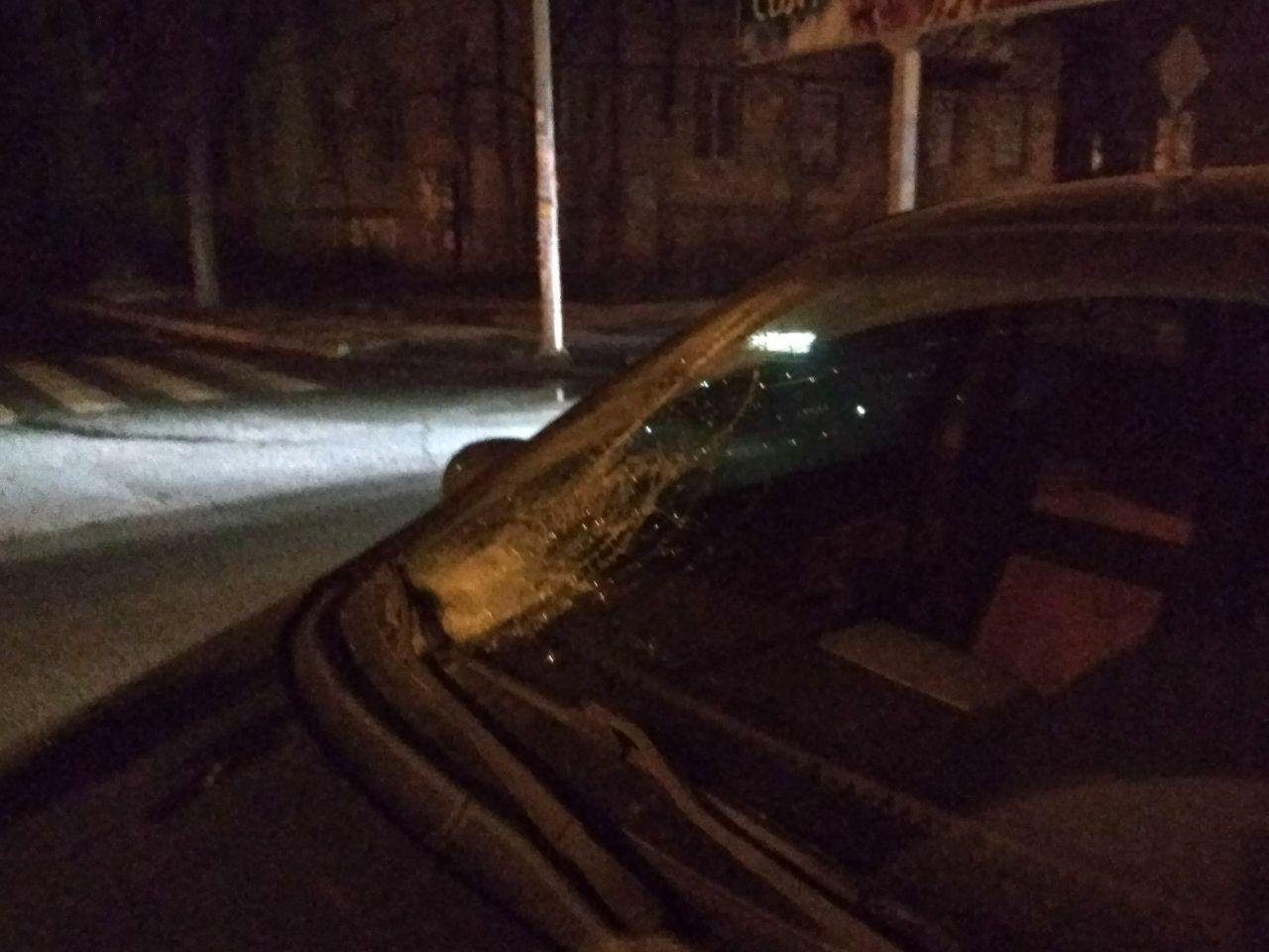 От удара треснуло лобовое стекло