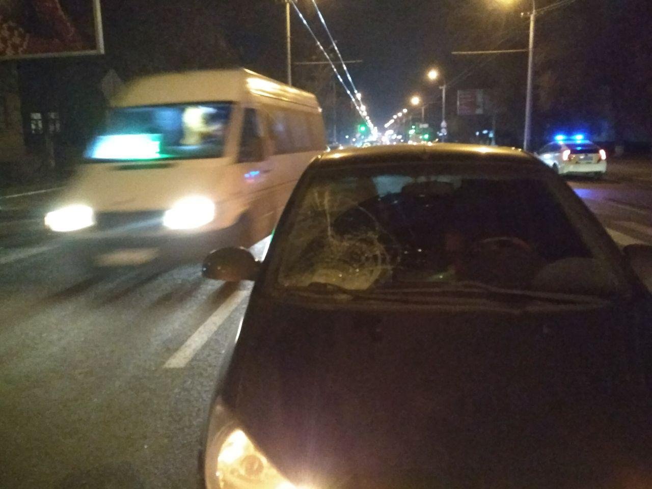 Автомобиль стоит прямо посередине проезжей части