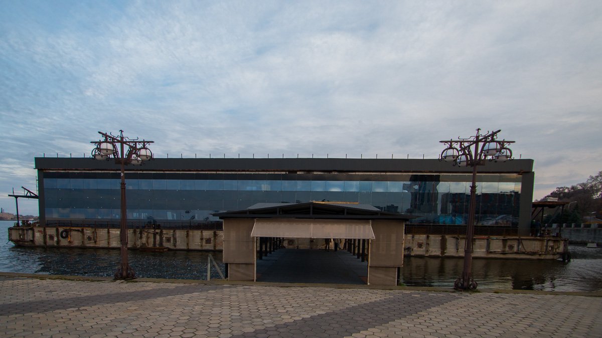 На причале успели даже установить входную арку