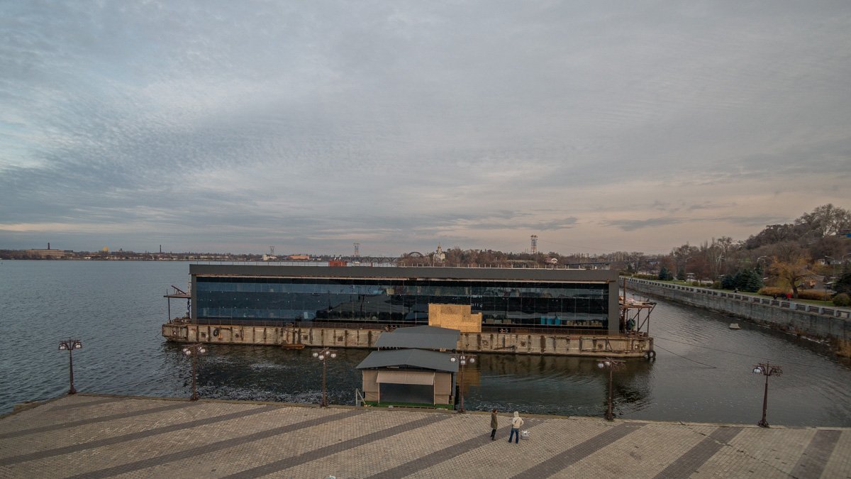 Жители Днепра предполагают, что это - плавучий ресторан