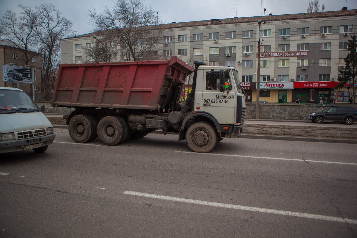 Что делал в левом крайнем ряду движения, водитель грузовика прокомментировать отказался Что делал в левом крайнем ряду движения, водитель грузовика прокомментировать отказался