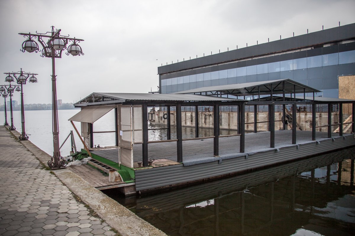 На барже установлен МАФ На барже установлен МАФ