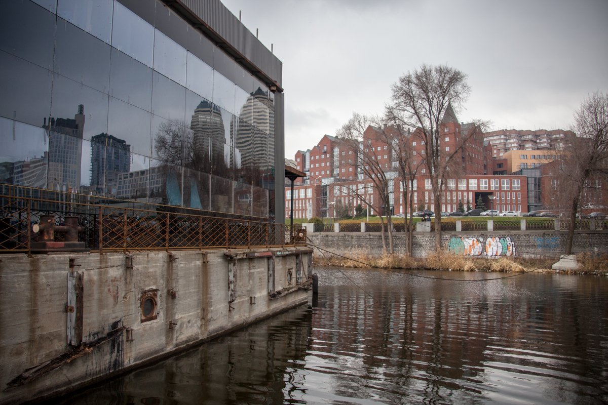 Баржа появилась ночью 4 декабря Баржа появилась ночью 4 декабря