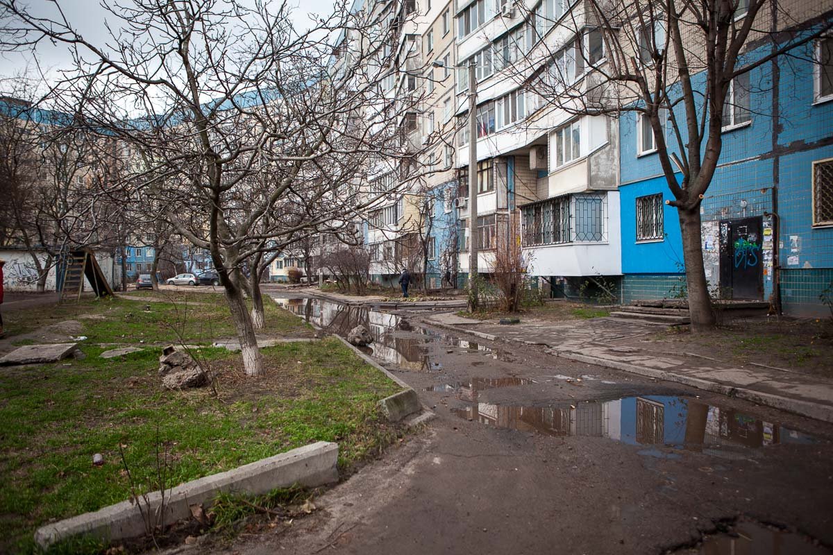 Лужи после дождей дренируют в почву и в подвал дома Лужи после дождей дренируют в почву и в подвал дома