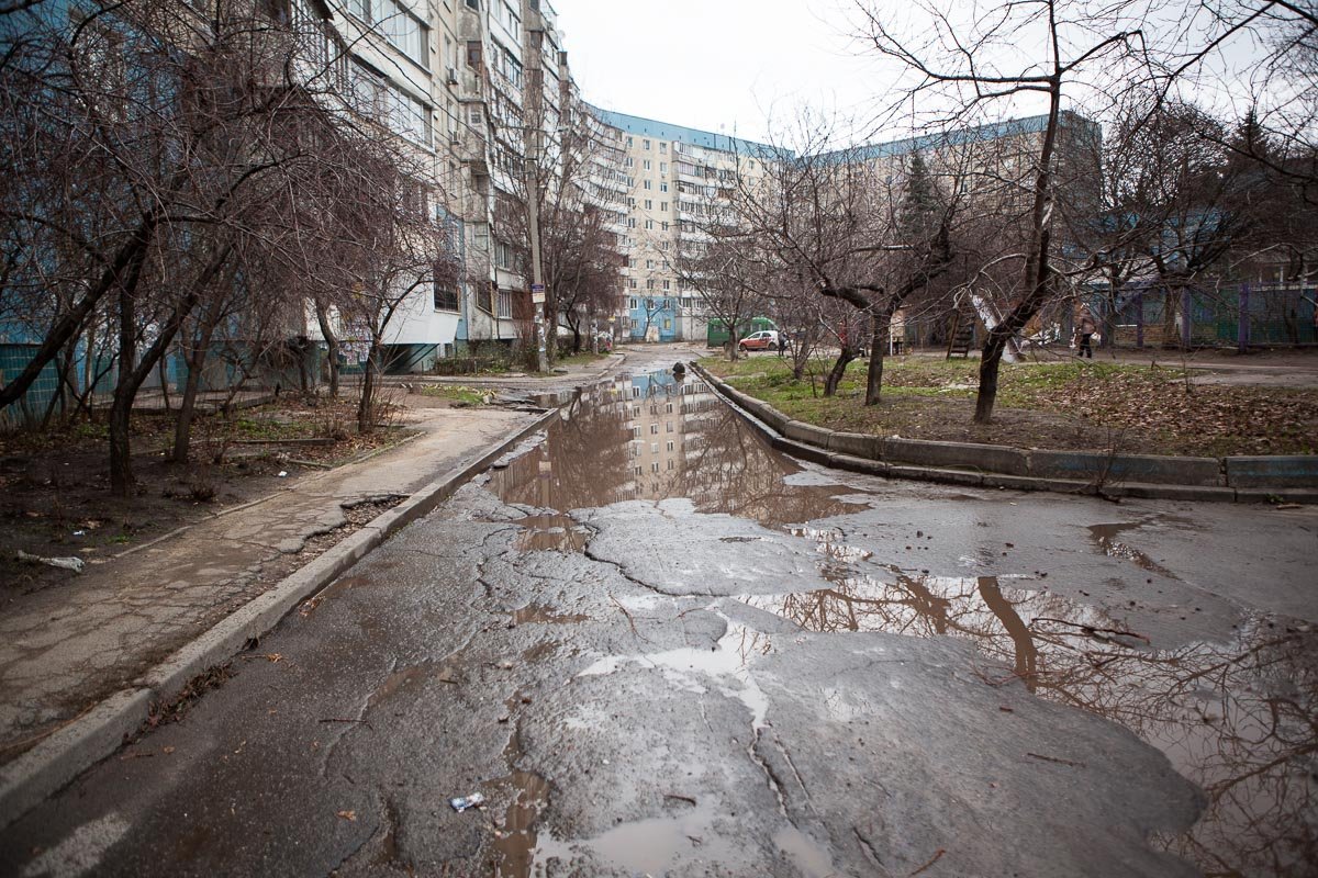Дорога во дворе дома в плачевном состоянии Дорога во дворе дома в плачевном состоянии