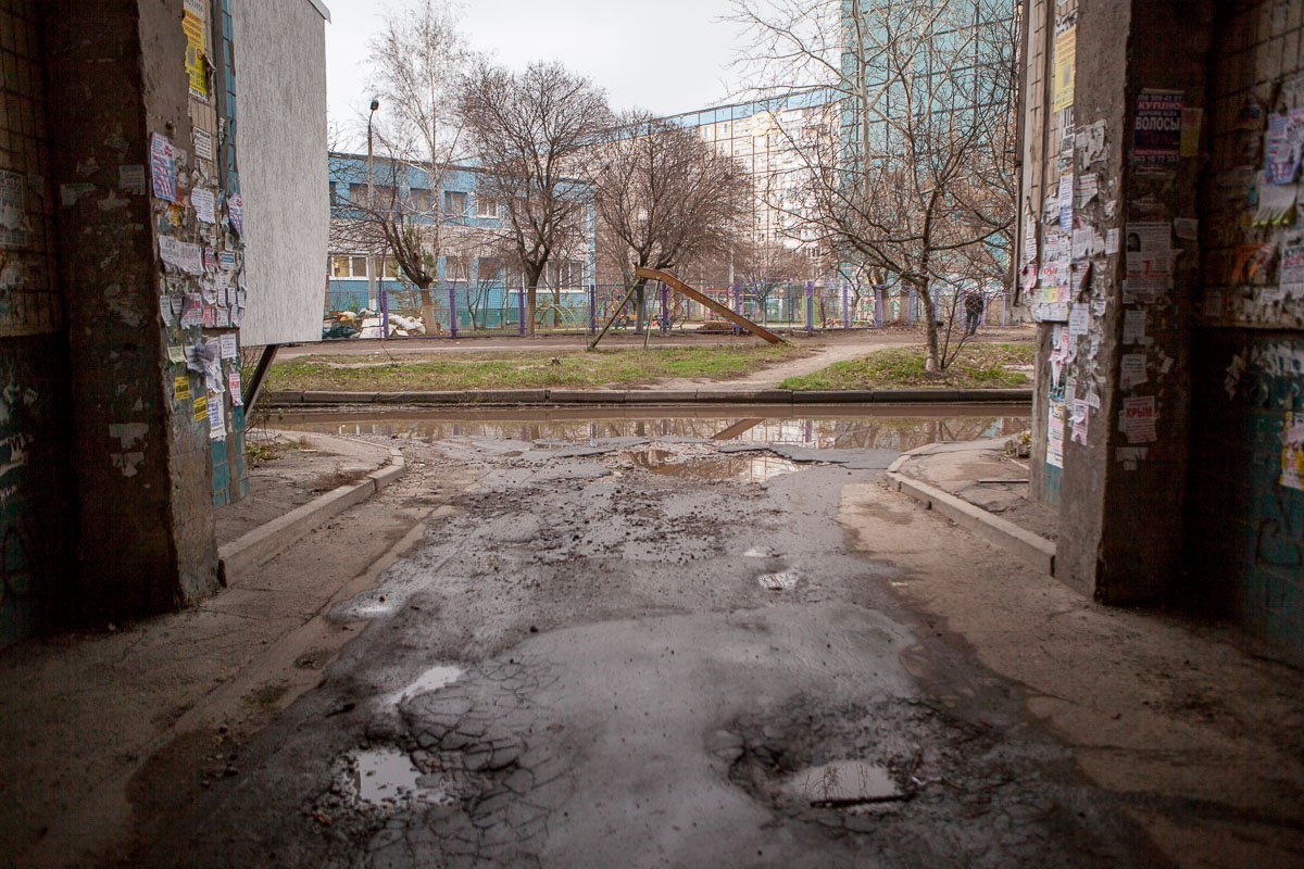 С арки вода стекает на дорогу С арки вода стекает на дорогу