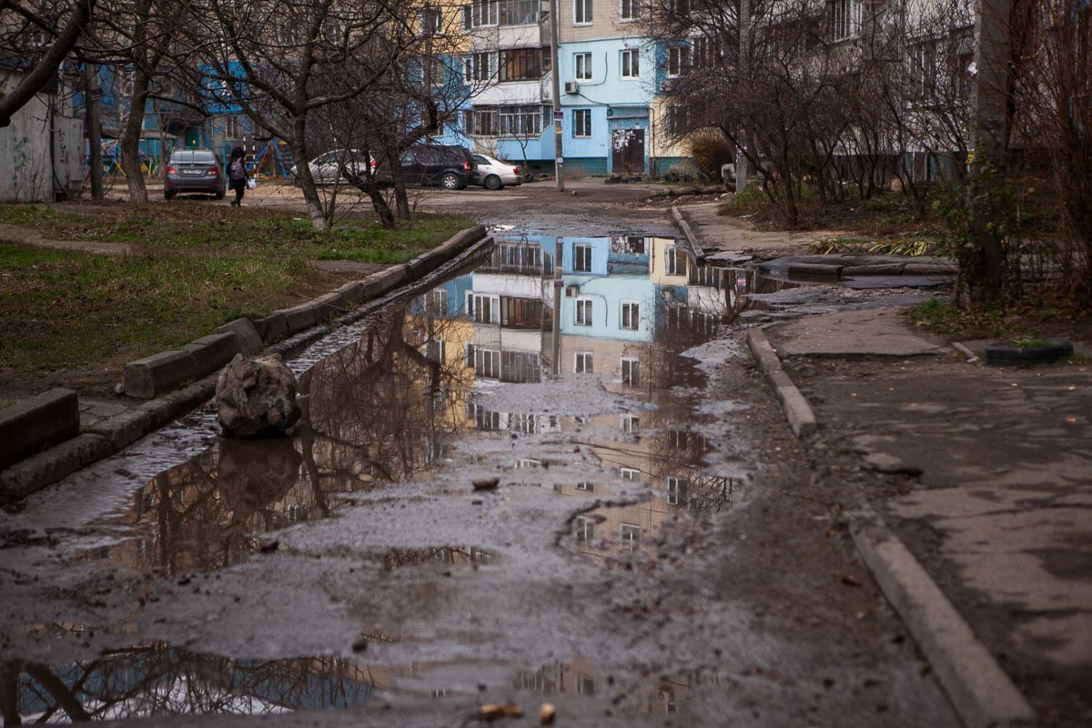 Жильцы дома обеспокоены большой лужой во дворе Жильцы дома обеспокоены большой лужой во дворе