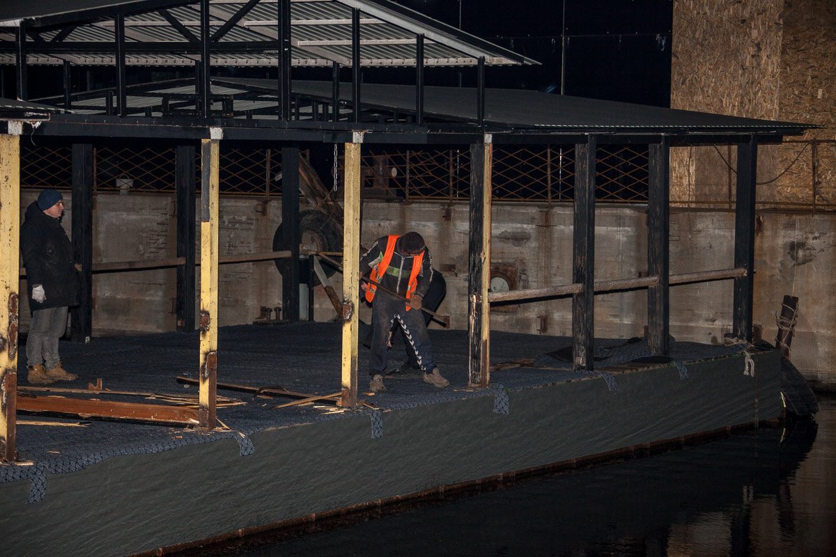 Загадочная баржа пришвартовалась к Фестивальному причалу ночью 4 декабря Загадочная баржа пришвартовалась к Фестивальному причалу ночью 4 декабря