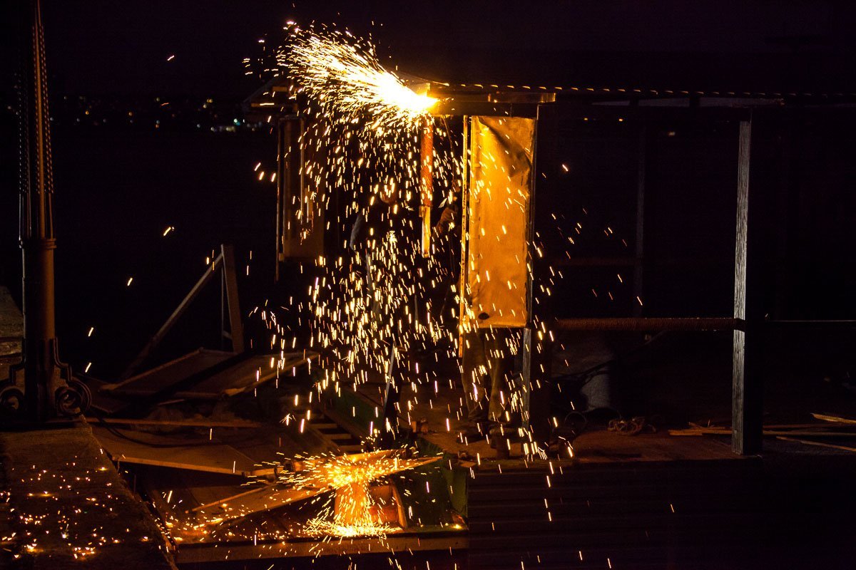 На месте проходят слесарные работы На месте проходят слесарные работы