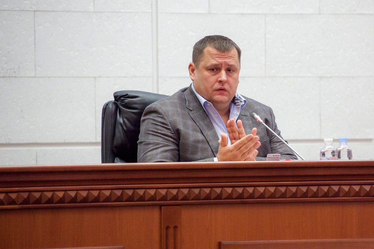 Мэр Днепра аплодирует залу Мэр Днепра аплодирует залу