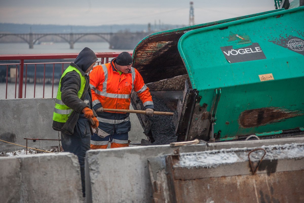 На одной полосе практически постелили асфальт