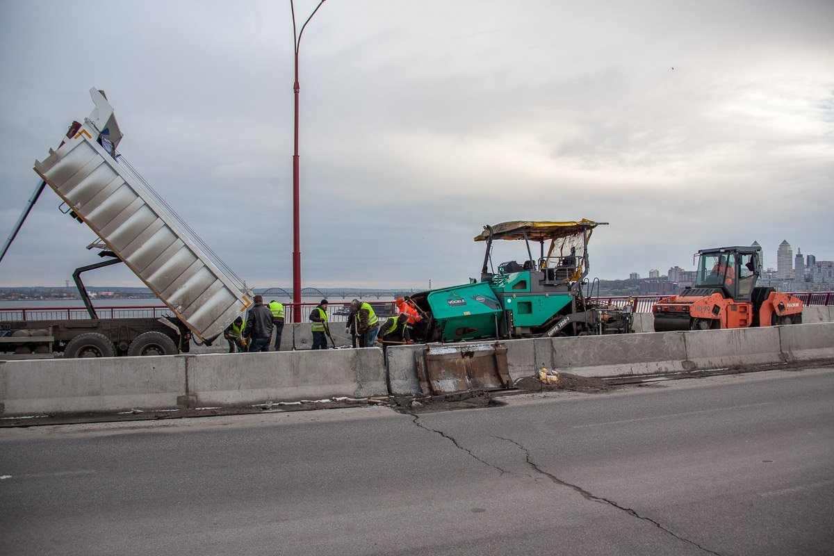 На мосту работает асфальтоукладчик