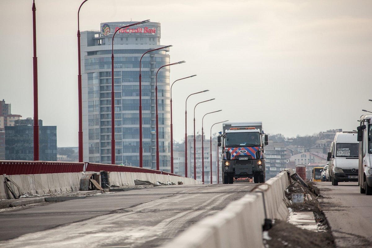 Новый асфальт на одной полосе моста