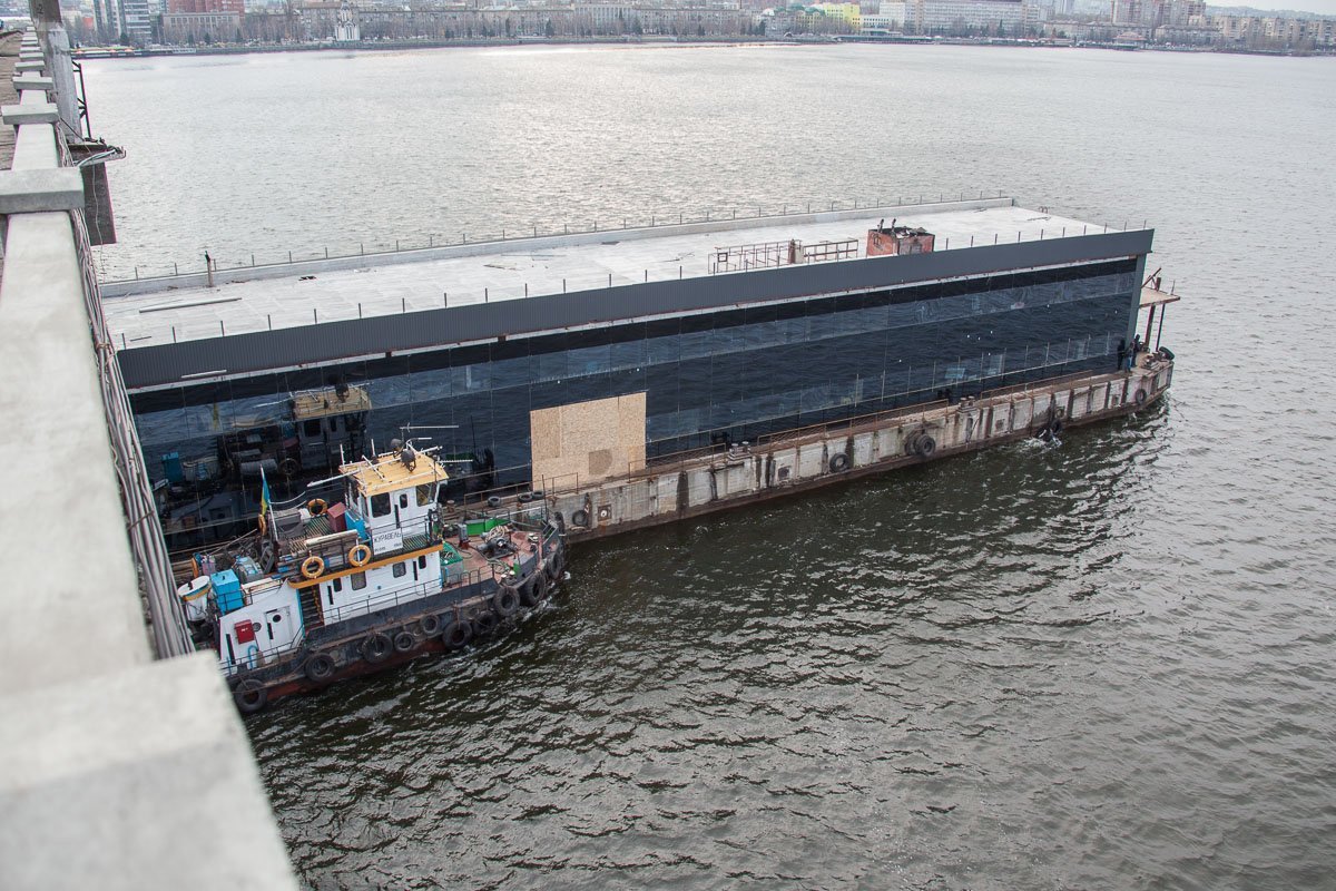По слухам, баржа плывет в сторону Каменского