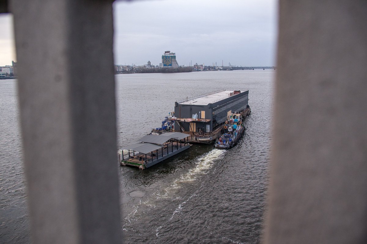 Дебаркадер покатался по всему городу