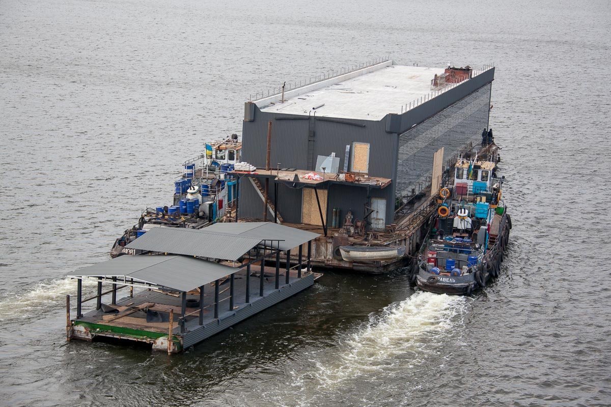 Баржу везут 2 буксира