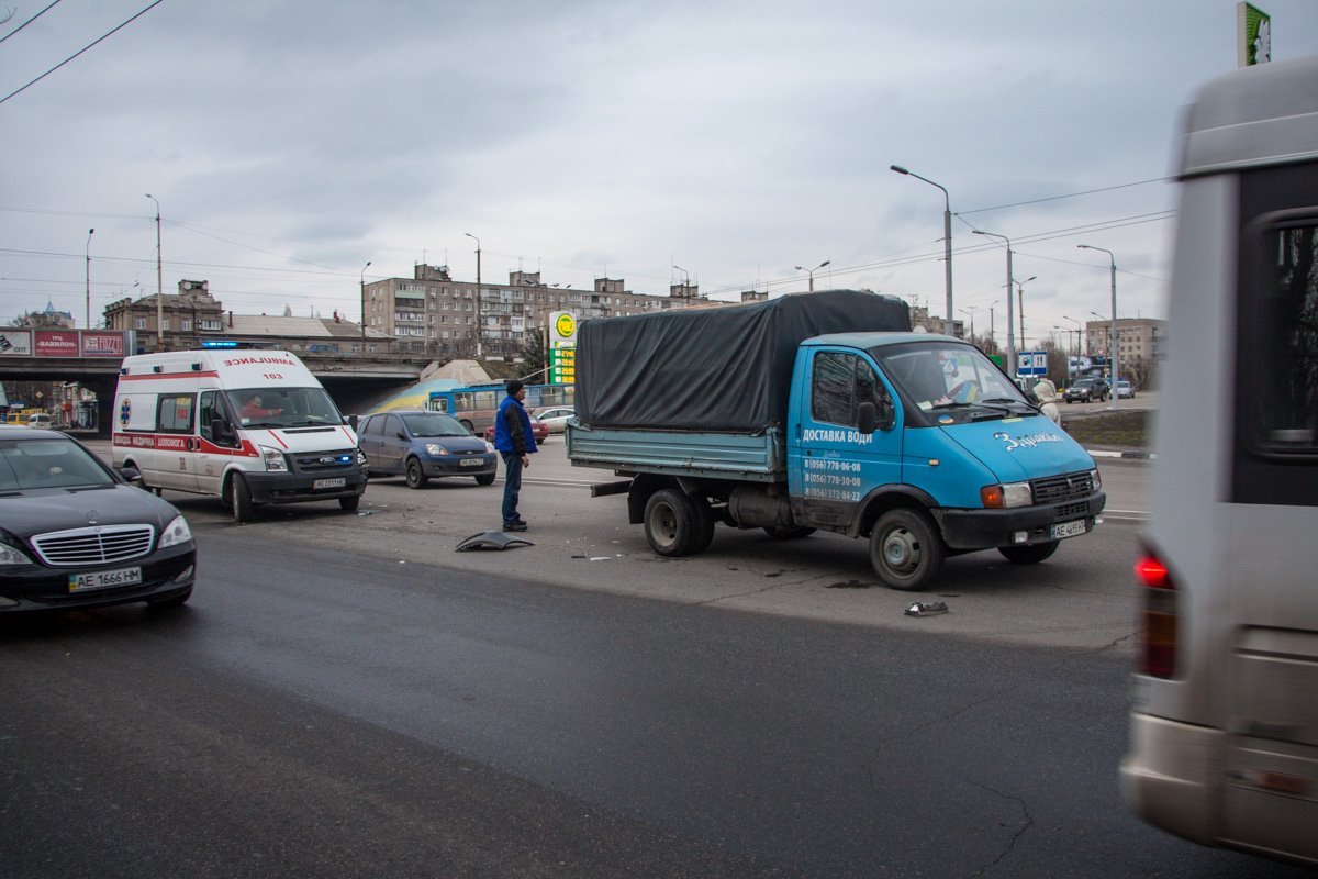 На Слобожанском проспекте случилось тройное ДТП На Слобожанском проспекте случилось тройное ДТП