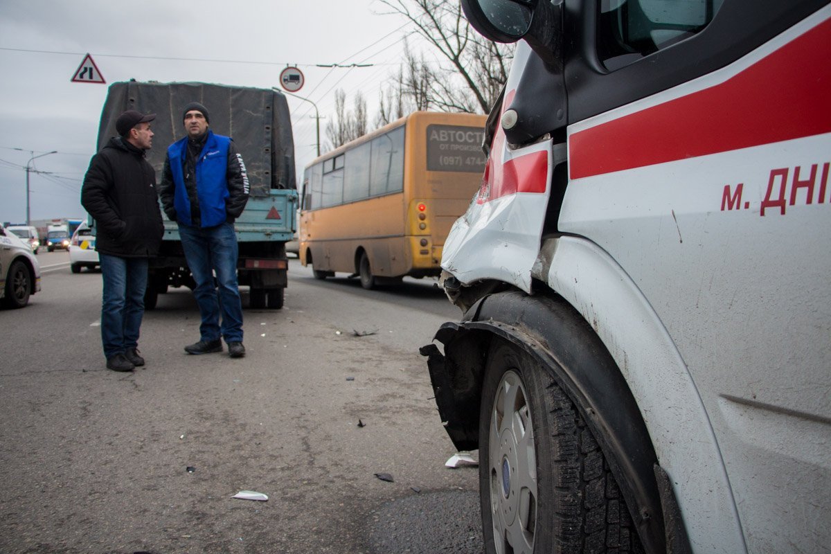 На автомобилях в результате аварии остались небольшие повреждения На автомобилях в результате аварии остались небольшие повреждения