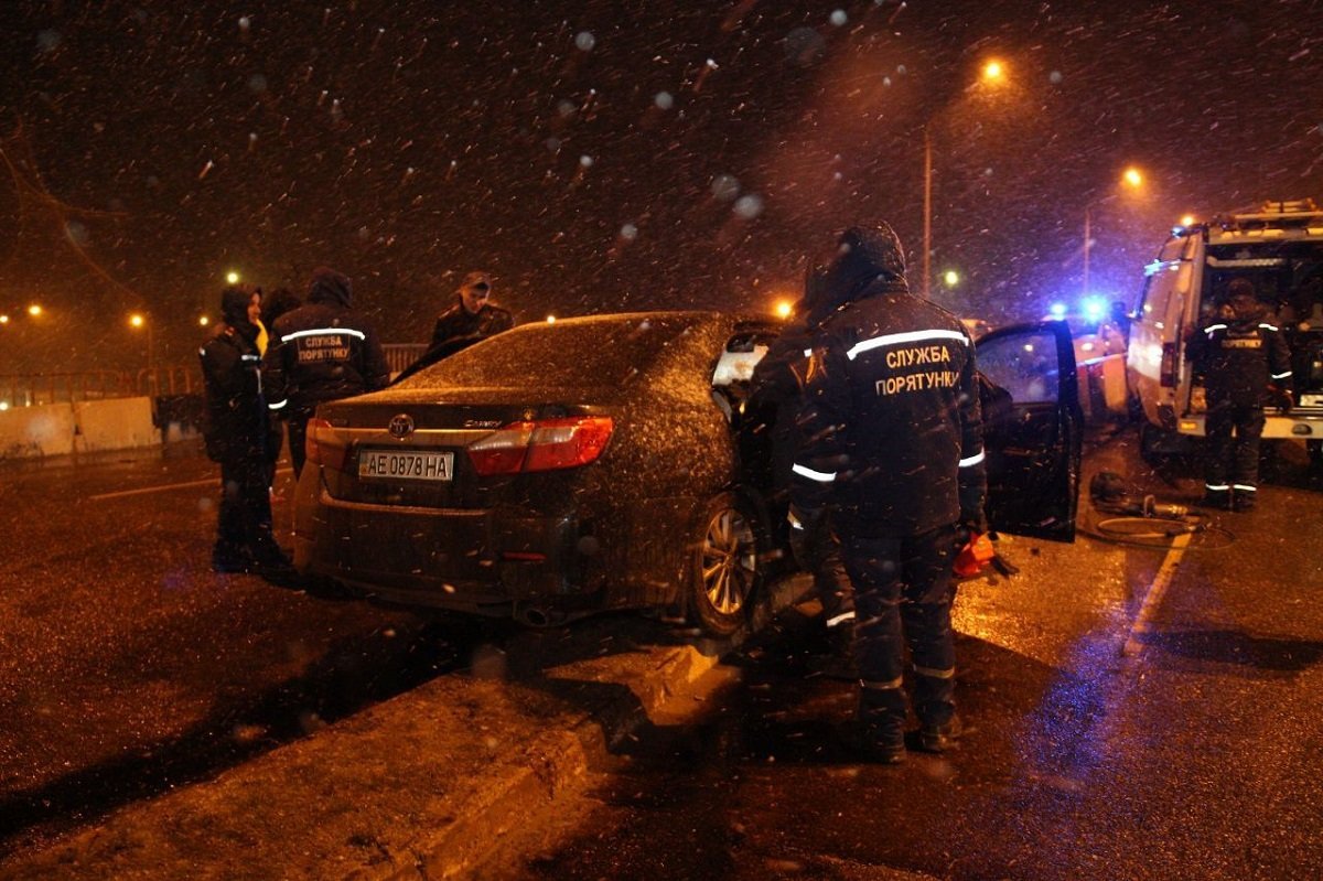 Водитель Toyota Camry не справился с управлением и въехал в отбойник