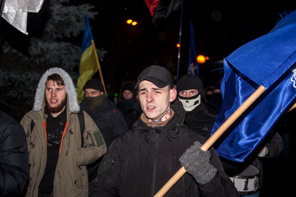 Активисты выкрикивали патриотические призывы и несли национальную символику