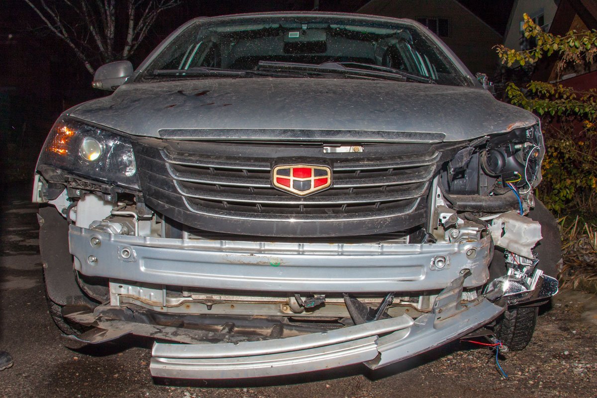 Пострадала передняя часть Geely