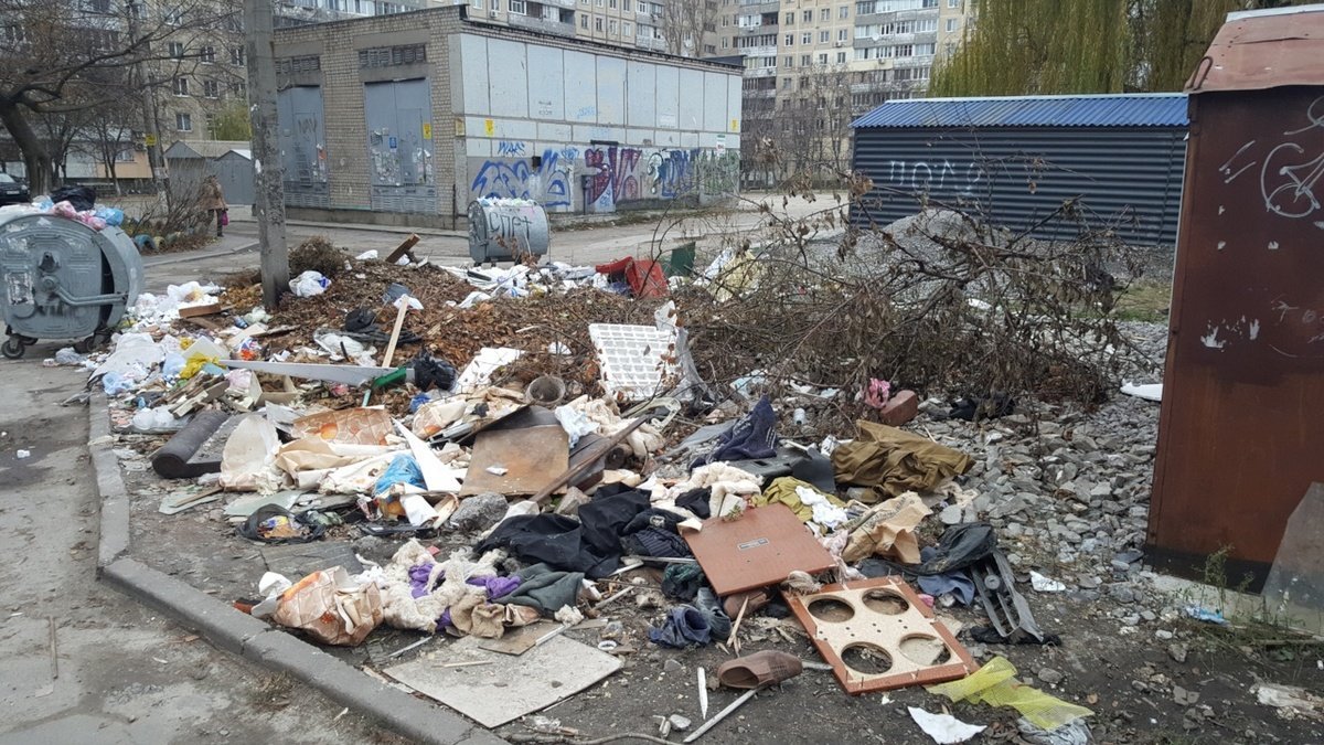 Свалка во дворе на Метростроевской Свалка во дворе на Метростроевской