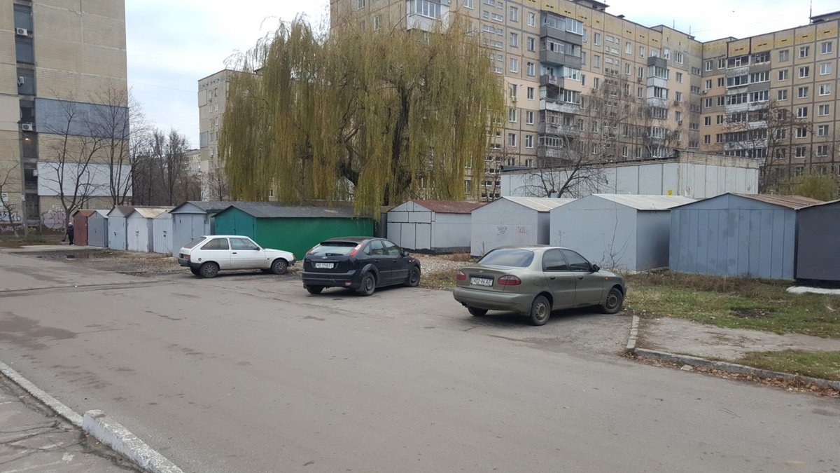 Территорию под стоянку во дворе выделил Горавтопарк Территорию под стоянку во дворе выделил Горавтопарк