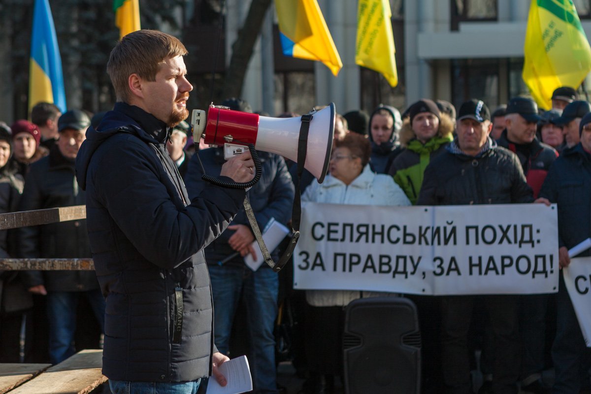 Жители Днепра митингуют под зданием ДнепрОГА Жители Днепра митингуют под зданием ДнепрОГА
