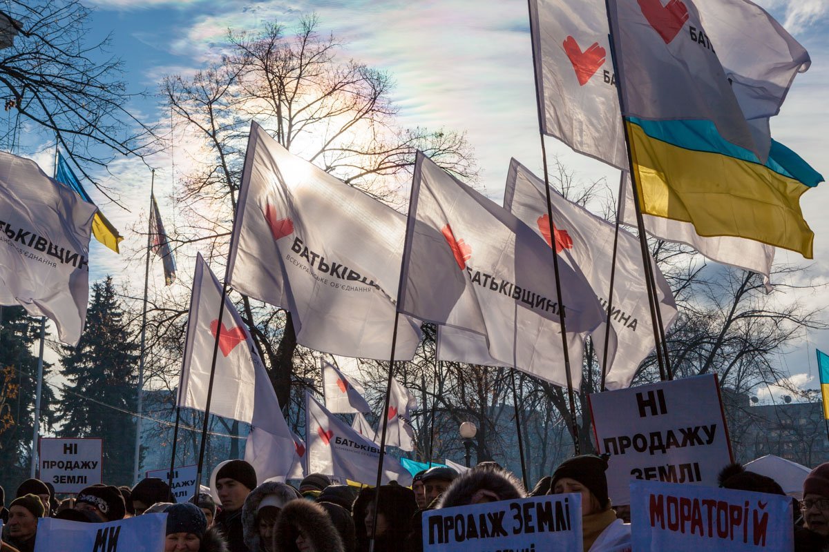 Флаги и транспаранты - неотъемлемые атрибуты любого митинга Флаги и транспаранты - неотъемлемые атрибуты любого митинга