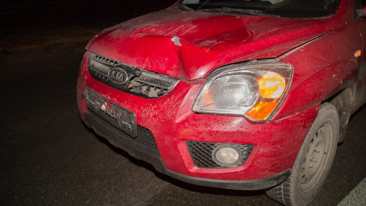 Из-за столкновения на капоте автомобиля осталась вмятина Из-за столкновения на капоте автомобиля осталась вмятина