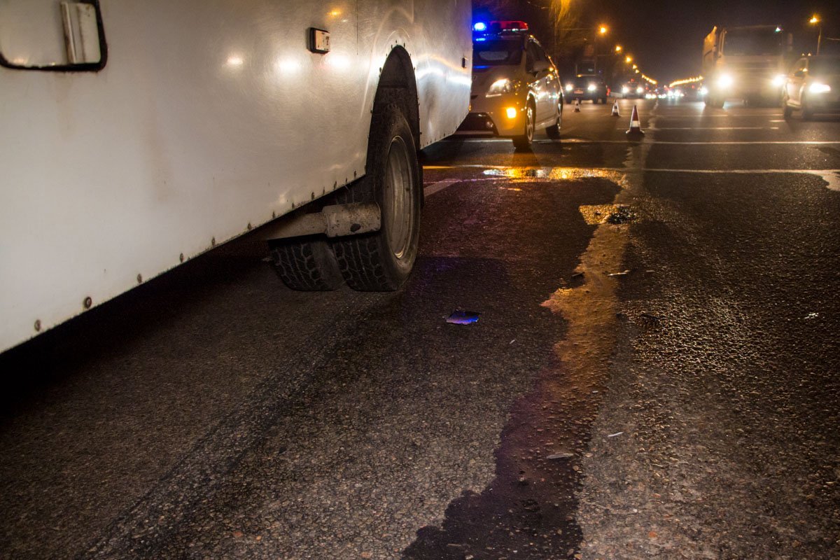 Мотоцикл влетел под заднее левое колесо маршрутки Мотоцикл влетел под заднее левое колесо маршрутки
