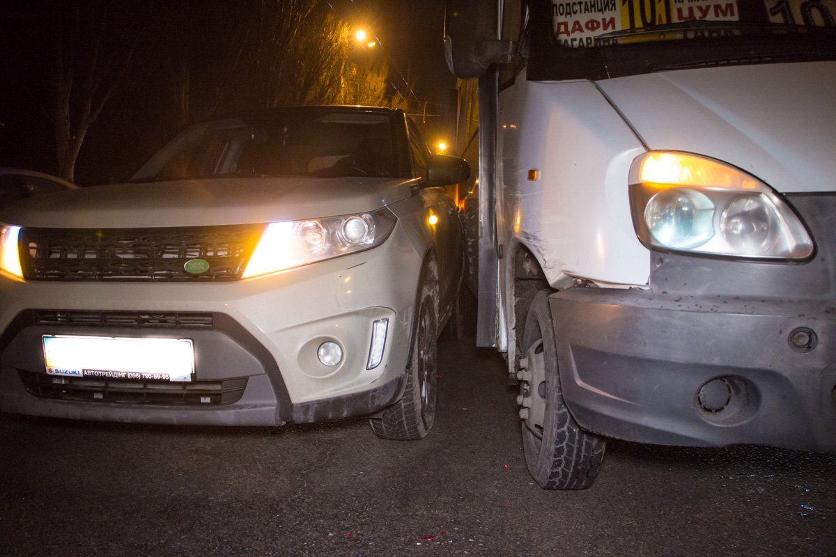 В результате столкновения с мотоциклом, "РУТА" врезалась в Suzuki В результате столкновения с мотоциклом, "РУТА" врезалась в Suzuki