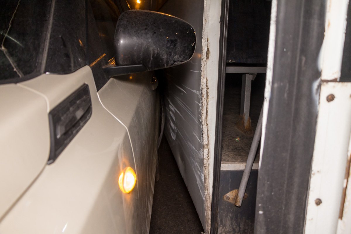 Водители Suzuki и маршрутки затормозили, увидев летящий навстречу мотоцикл Водители Suzuki и маршрутки затормозили, увидев летящий навстречу мотоцикл