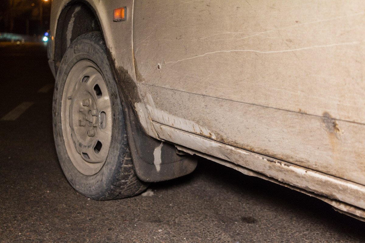 В результате столкновения с "Москвичом" водитель и пассажир мотоцикла упали на дорогу В результате столкновения с "Москвичом" водитель и пассажир мотоцикла упали на дорогу