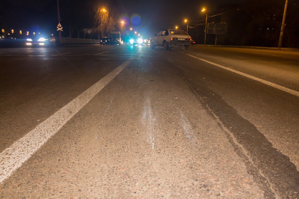 Водитель мотоцикла двигался по улице Запорожское шоссе вдоль двойной сплошной Водитель мотоцикла двигался по улице Запорожское шоссе вдоль двойной сплошной