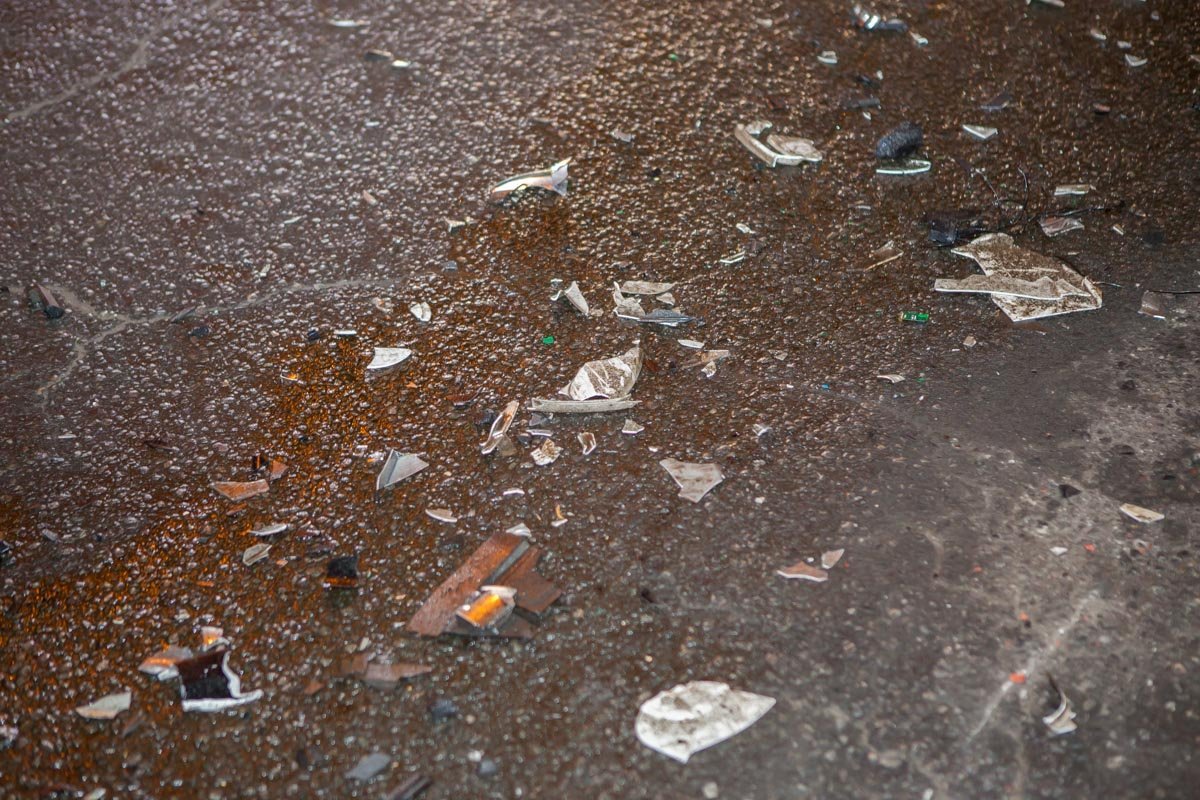 На дороге скользко из-за разлитого топлива На дороге скользко из-за разлитого топлива