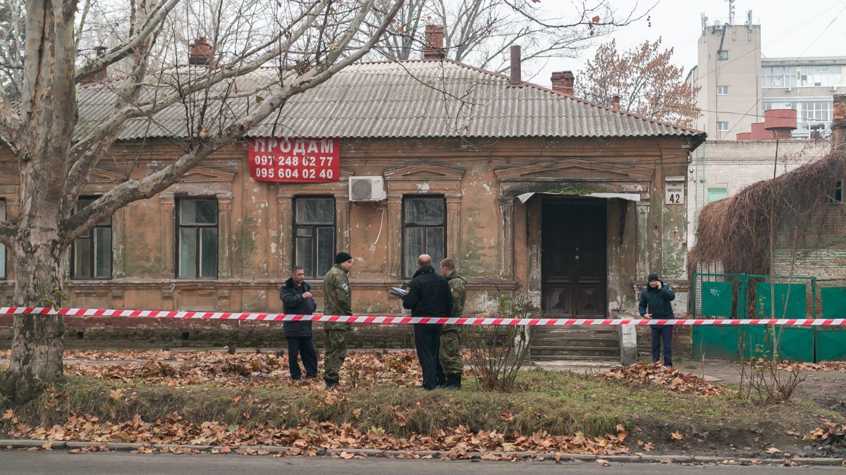 Территорию немедленно оградили Территорию немедленно оградили