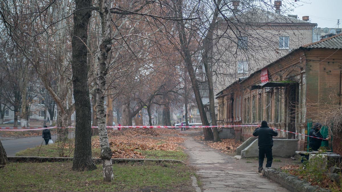 В Днепре во время уборки дворник нашла гранату 3