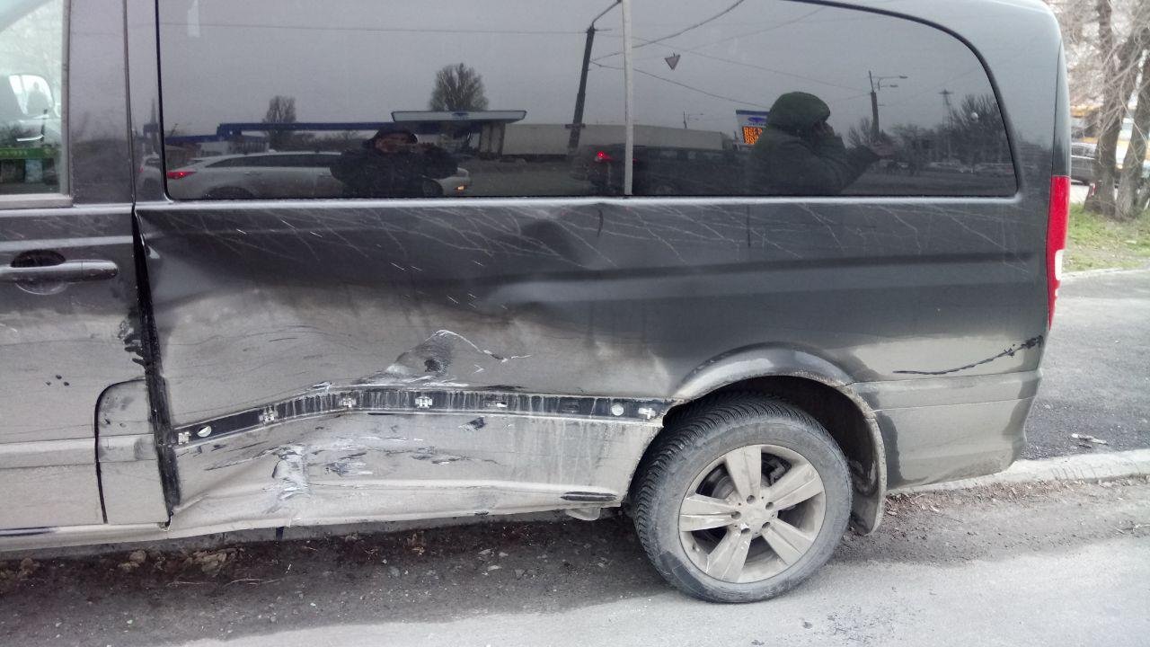 Повреждения Mercedes Vito вследствие столкновения