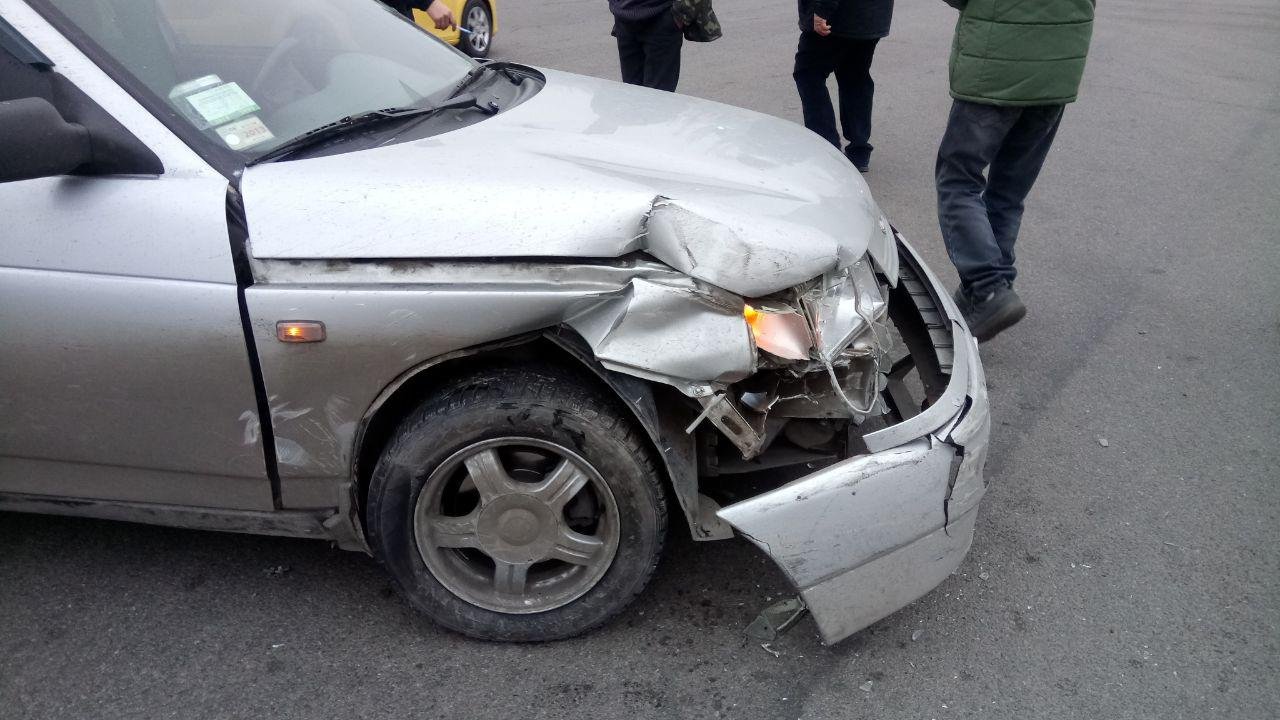 От удара автомобиль Lada развернуло на крайнюю левую полосу проспекта Слобожанского