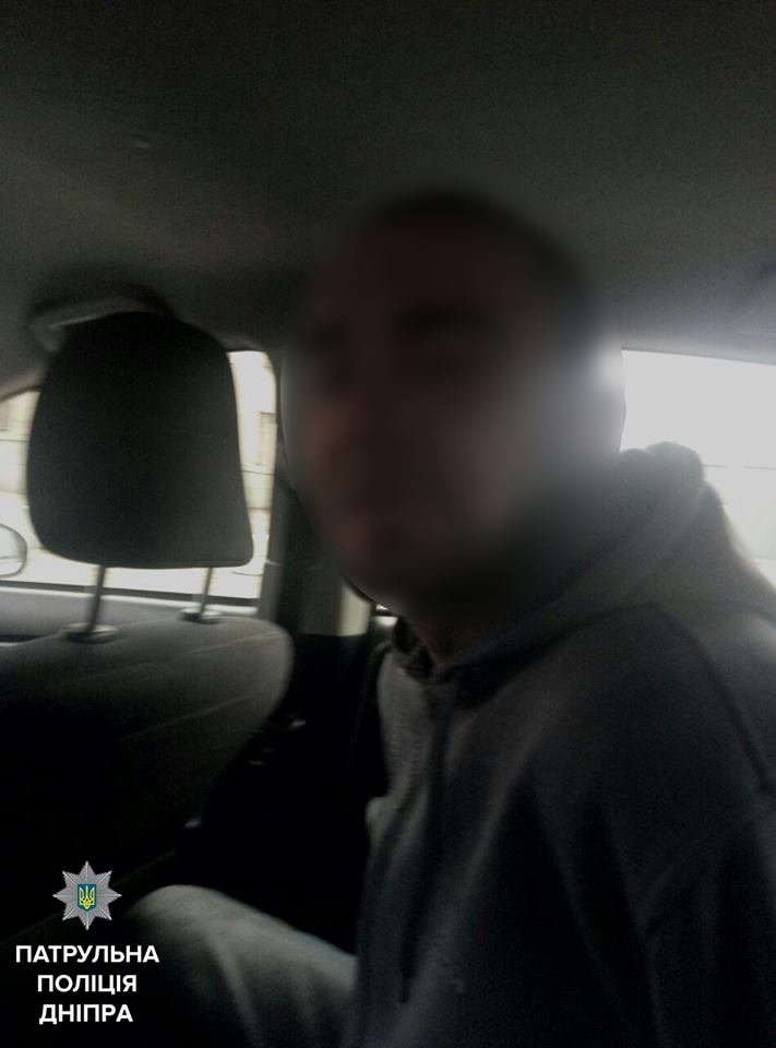 34-летний гражданин стучал в двери квартир в доме на Криворожской и справлял нужду прямо в помещении 34-летний гражданин стучал в двери квартир в доме на Криворожской и справлял нужду прямо в помещении