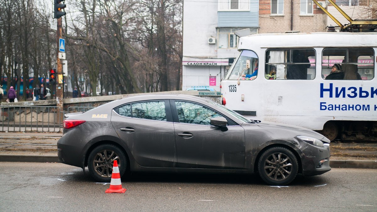 Автомобиль Mazda двигался в левой полосе, как получил удар в бок от Mitsubishi